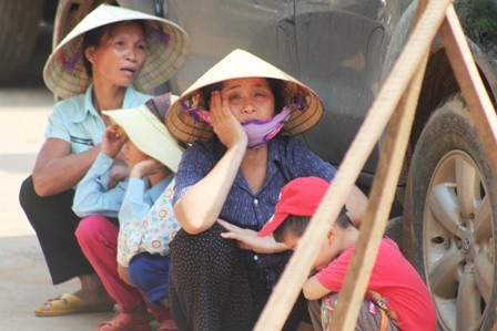 Những ánh mắt đau đáu đều hướng ra Khe Ang...