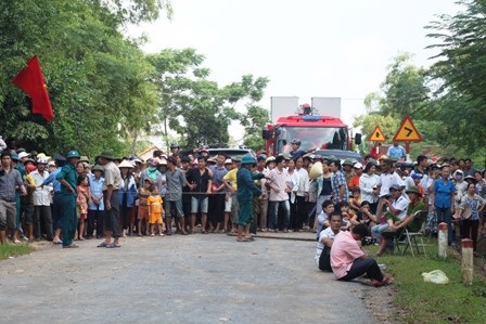 Hàng trăm người dân đứng ken đặc theo dõi việc tìm kiếm, cứu nạn