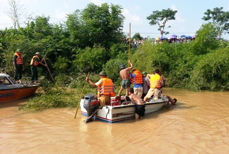 Hàng trăm người hồi hộp dõi theo thợ lặn tìm xe trôi trong lũ - 5 Khe Ang nước đục ngầu và vẫn còn rất sâu