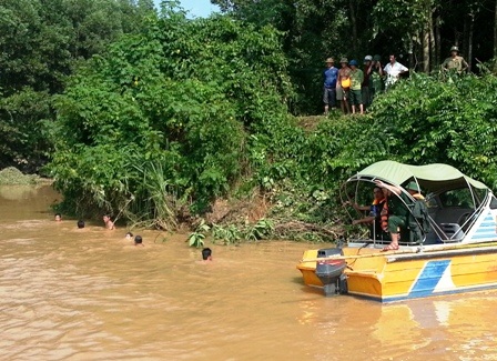 Hàng trăm người hồi hộp dõi theo thợ lặn tìm xe trôi trong lũ - 7 Khe Ang nước đục ngầu và vẫn còn rất sâu