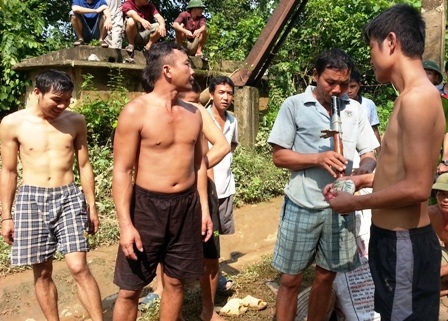 Hàng trăm người hồi hộp dõi theo thợ lặn tìm xe trôi trong lũ - 4 Đội thợ lặn sẵn sàng xuống khe