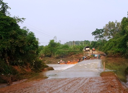 Lực lượng chức năng đang tiếp cận hiện trường 