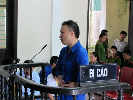 Chiếm đoạt hàng chục tỷ đồng, cán bộ ngân hàng Eximbank bị đưa ra xét xử - 1 Đối tượng Hải trước vành móng ngựa.