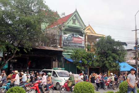 Giao thông trên tuyến quốc lộ 1A đoạn qua cửa hàng gò hàn bị hỗn loạn, ách tắc cục bộ.