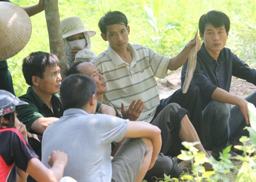 Ông Trần Văn Ngọ khóc ngất bên người thân