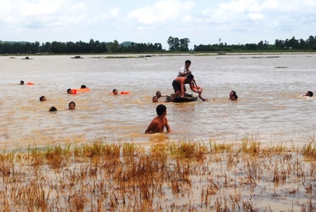 Lực lượng cứu nạn tìm kiếm thi thể em Nguyễn Sỹ Phúc (SN 1996, xã Nghi Công Bắc, Nghi Lộc, Nghệ An)
