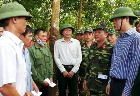 Ông Lê Xuân Đại (bên phải) thăm hỏi các gia đình nạn nhân