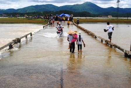 Đập tràn luôn tiềm ẩn nhiều nguy cơ đến tính mạng người dân mỗi khi mưa lũ về