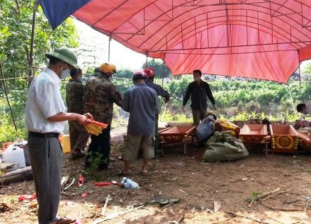 Cơ quan chức năng và người nhà tiến hành khâm liệm các nạn nhân