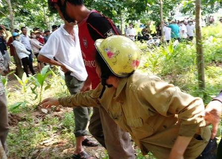 Người nhà các nạn nhân gào khóc thảm thiết khi nhìn thấy thi thể các nạn nhân được đưa lên bờ