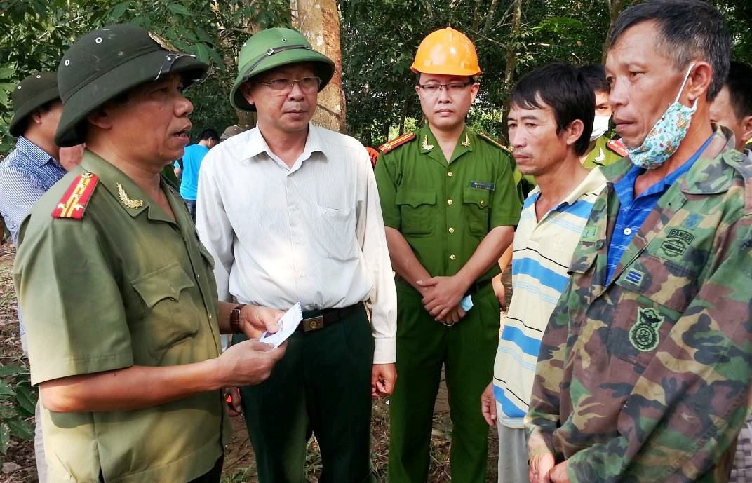 Ông Lê Xuân Đại (bên phải) thăm hỏi các gia đình nạn nhân