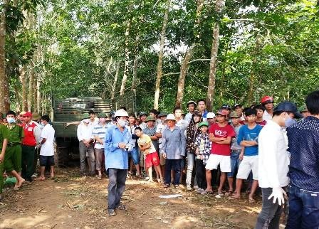 Hàng trăm người đứng theo dõi vụ việc