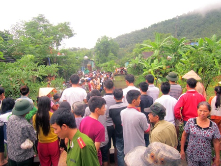 Phát hiện người đàn ông chết dưới mương nước - 1 Rất đông người dân hiếu kỳ đến theo dõi vụ việc.