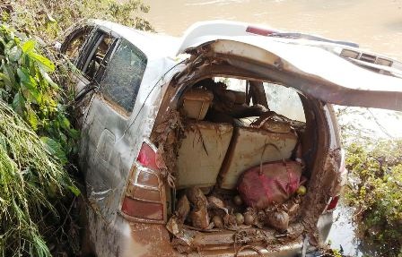 Cửa sau chiếc xe gồm nhiều đồ đạc của các nạn nhân còn sót lại