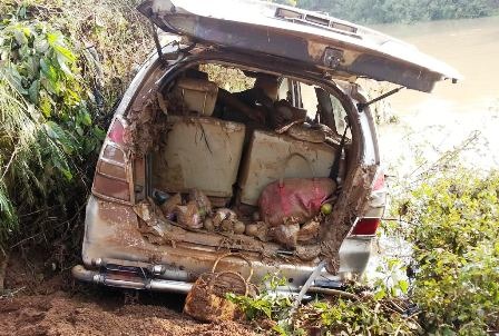 Cửa sau chiếc xe gồm nhiều đồ đạc của các nạn nhân còn sót lại