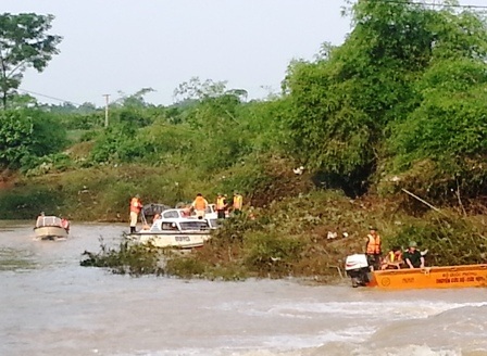 Lực lượng chức năng dùng xuồng máy tiếp cận hiện trường chiếc xe