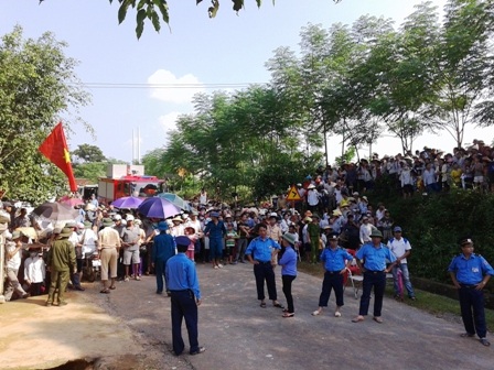 Hàng trăm người hồi hộp dõi theo thợ lặn tìm xe trôi trong lũ - 10 Hàng trăm người dân đứng ken đặc theo dõi việc tìm kiếm, cứu nạn