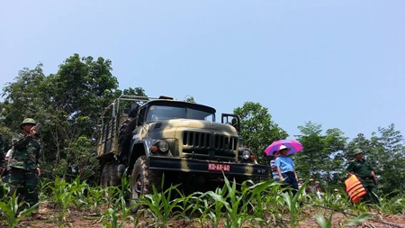 Quay chậm cảnh trục vớt xe trôi ở Khe Ang - 5 Lực lượng công binh dùng cáp dài 20 mét để đưa chiếc xe ô tô lên bờ