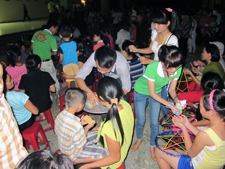 Vui “đêm hội trăng rằm, chị Hằng có thật” với các bệnh nhân Nhi - 4 Mang kẹo bánh đến phát cho các cháu nhỏ tại bệnh viện.