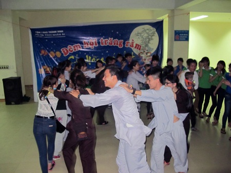 Vui “đêm hội trăng rằm, chị Hằng có thật” với các bệnh nhân Nhi - 5 Giao lưu văn nghệ với các em nhỏ tại bệnh viện.