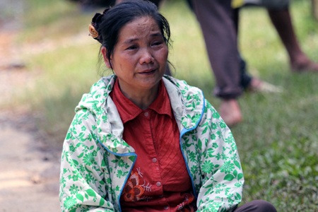 Đề nghị Bộ tư lệnh Công binh vào cuộc tìm xe trôi - 6 Chị Nguyễn Thị Yến em gái nạn nhân Nhâm đã khóc suốt 3 ngày qua.
