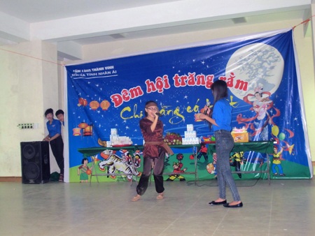 Vui “đêm hội trăng rằm, chị Hằng có thật” với các bệnh nhân Nhi - 2 Tổ chức văn nghệ, diễn kịch cho các bệnh nhi tại bệnh viện thưởng thức.