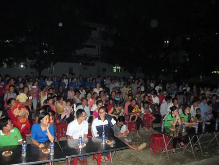 Vui “đêm hội trăng rằm, chị Hằng có thật” với các bệnh nhân Nhi - 1 Rất đông các em nhỏ, các bậc phụ huynh tại bệnh viện đã đến cùng tham gia đêm hội.