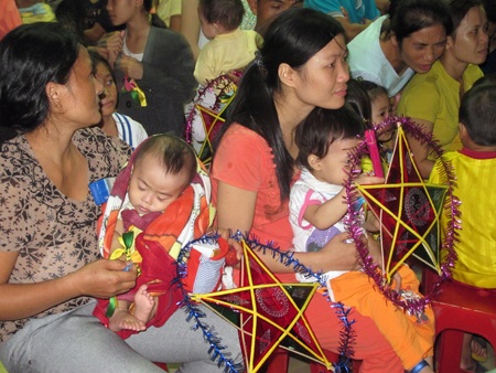 Vui “đêm hội trăng rằm, chị Hằng có thật” với các bệnh nhân Nhi - 3 Cháu bé cười thỏa thích khi được chơi đèn ông sao.