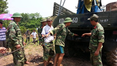 Quay chậm cảnh trục vớt xe trôi ở Khe Ang - 3 Lực lượng công binh dùng cáp dài 20 mét để đưa chiếc xe ô tô lên bờ