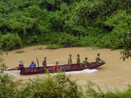 Huy động “siêu” thợ lặn tìm kiếm 5 người bị cuốn trôi cùng ô tô - 2 Huy động “siêu” thợ lặn tìm kiếm 5 người bị cuốn trôi cùng ô tô
