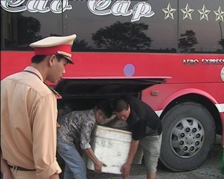 Bắt giữ xe khách chở hơn 400kg chân động vật không rõ nguồn gốc