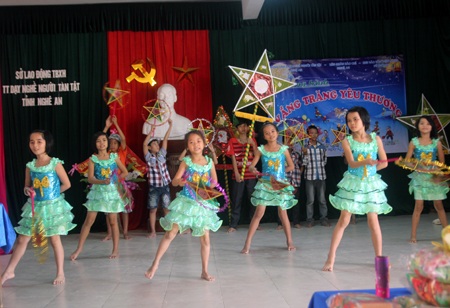 Tiết mục văn nghệ do các em của Trung tâm dạy nghề người tàn tật Nghệ An biểu diễn.