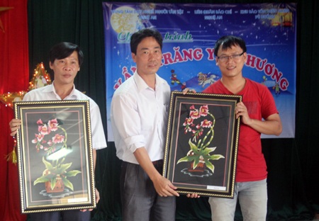 Ấm áp Vầng trăng yêu thương cùng trẻ em khuyết tật - 6 10 học sinh của Trung tâm dạy nghề người tàn tật tỉnh Nghệ An nhận quà nhân dịp Trung thu.
