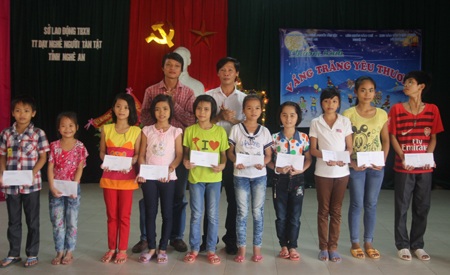 10 học sinh của Trung tâm dạy nghề người tàn tật tỉnh Nghệ An nhận quà nhân dịp Trung thu.