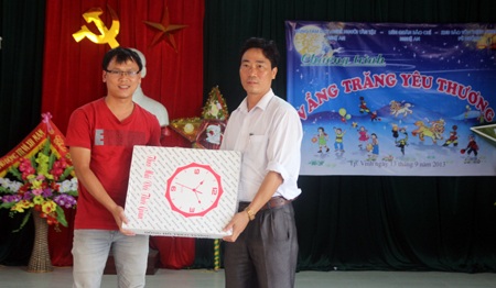 Tiết mục văn nghệ do các em của Trung tâm dạy nghề người tàn tật Nghệ An biểu diễn.