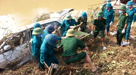 Tiến hành đưa các nạn nhân lên bờ.