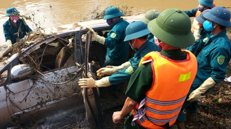 Cửa trái phía sau được lực lượng phá dở để đưa những nạn nhân mắc kẹt trong đó ra ngoài.