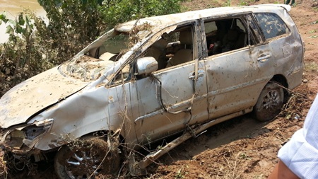 Chiếc xe được kéo lên khỏi bờ Khe Ang.