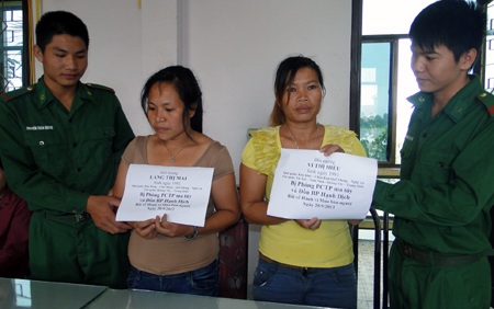 Hai đối tượng Mai và Hiểu bị lực lượng Bội đội biên phòng Nghệ An phối hợp cùng CSGT 1-5 bắt giữ.