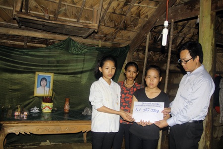 Hơn 67 triệu đến với hai chị em mồ côi nghèo học giỏi - 1 PV