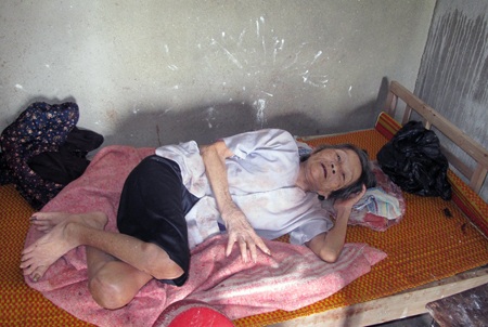 Xót lòng bé 11 tháng tuổi thoi thóp vì chứng bệnh down và tim bẩm sinh phức tạp - 4 Bé Phúc Huy bị hở vòm miệng nên không thể bú, mà chỉ ăn được từng thìa sữa ngoài.