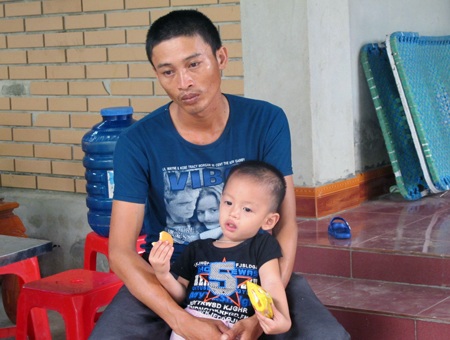 Bé 2 tuổi chết dưới hố ga trường mầm non: “Ai trả lại con cho tôi?” - 3 Anh Nguyễn Doãn Giáp chết lặng trước cái chết của con.