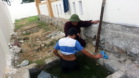 Bé 2 tuổi chết dưới hố ga trường mầm non: “Ai trả lại con cho tôi?” - 1 Hố ga phía sau trường mầm non - nơi bé Nhân bị đuối nước thương tâm.