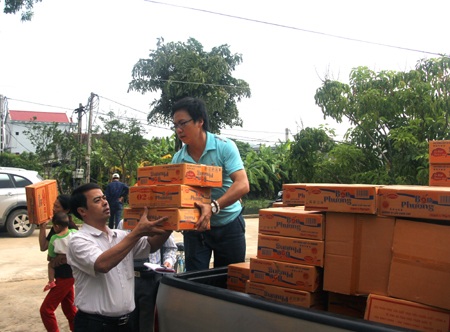 Báo Dân trí cùng doanh nghiệp chia sẻ khó khăn với rốn lũ xứ Nghệ