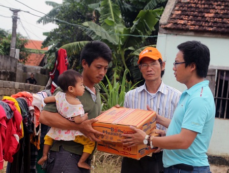Chia sẻ những nỗi đau mất mát tới các hộ bị thiệt thại nặng nề trong cơn lũ.