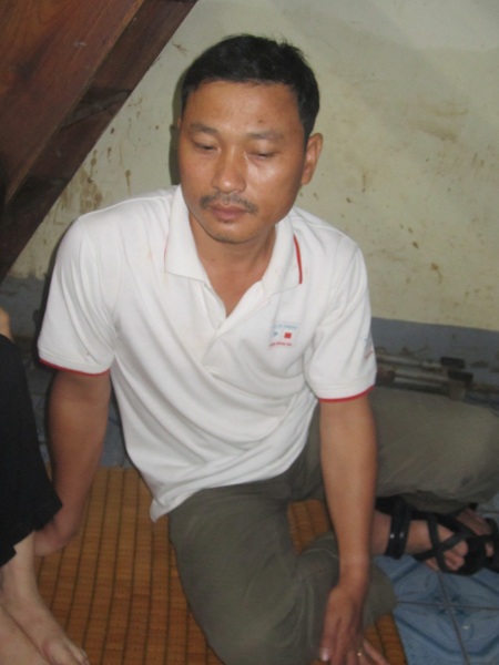Nước mắt người chồng bất lực nhìn vợ bị lũ cuốn - 1 Anh Lê Văn Hào bàng hoàng nhớ lại giây phút mình bất lực nhìn dòng nước lũ cướp mất người vợ