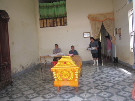 Nước mắt người chồng bất lực nhìn vợ bị lũ cuốn - 2 Những chiếc quan tài sau ngày bão lũ