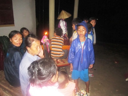 Người dân đang tạm trú ở trụ sở ủy ban xã Quỳnh Trang khi nước lũ dâng ngập nóc nhà 