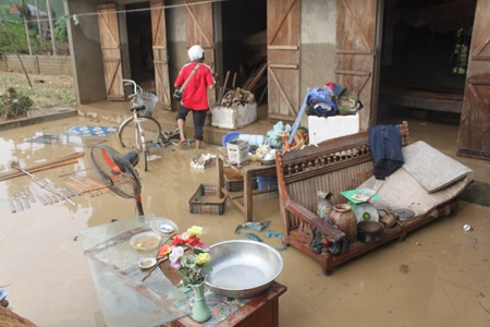 Lũ quét qua, quê nghèo xơ xác! - 1 Người dân Quỳnh Trang, TX Hoàng Mai dọn dẹp lại nhà cửa sau trận lũ lịch sử
