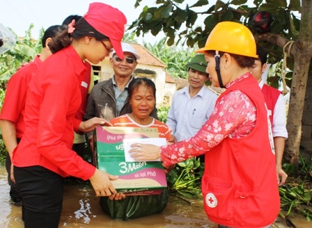 Người dân nghẹn ngào khi nhận mỳ tôm cứu trợ từ Hội Chữ thập đỏ tỉnh Nghệ An